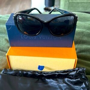 Louis Vuitton Silver and Black Sunglasses 🕶️ EUC please see all pictures Z0153E😎